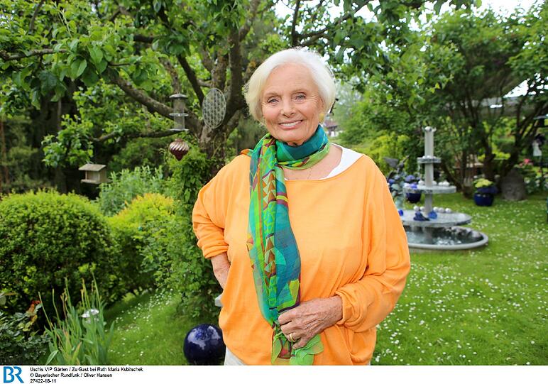 Hier blüht sie auf: Schauspielerin Ruth Maria Kubitschek in ihrem Garten &bdquo;Aphrodite&ldquo; am Bodensee.