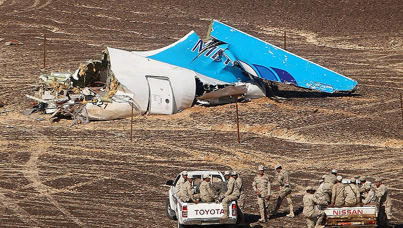 Von einer Bombe zerrissen? Ein Wrackteil des abgestürzten russischen Airbus A321 in der Sinai-Wüste. Von einer Bombe zerrissen? Ein Wrackteil des abgestürzten russischen Airbus A321 in der Sinai-Wüste.