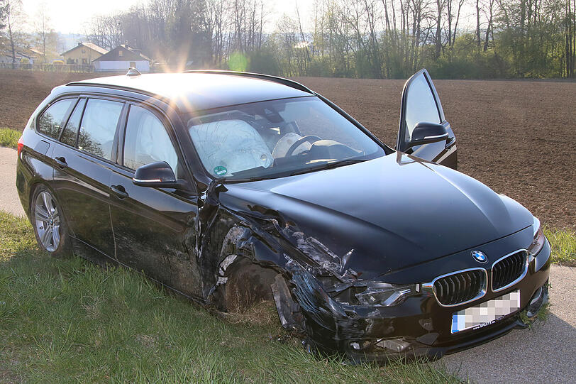 Der BMW versuchte während des Abbiegevorgangs des Traktors zu überholen - es kam zum Zusammenstoß. Beide Fahrzeuge wurden schwer beschädigt.