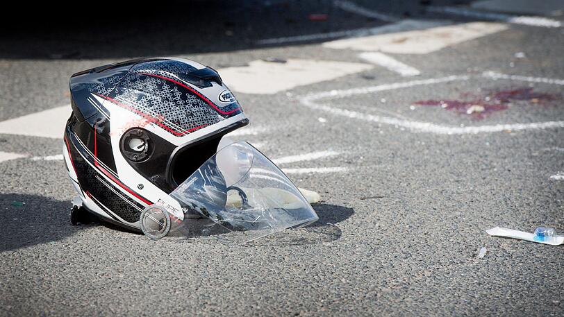 Der junge Motorradfahrer musste nach seinem Sturz ins Krankenhaus. (Symbolbild)