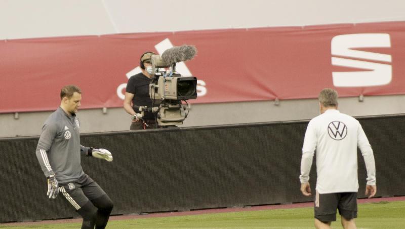 Deutschlands Torhüter Manuel Neuer (l) bereitet sich beim Abschlusstraining des DFB-Teams in Sevilla auf das Spiel gegen Spanien vor.