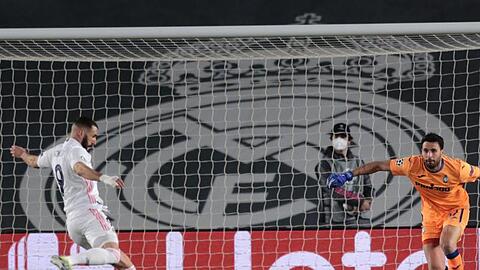 Real Madrids Karim Benzema (l) erzielte den Führungstreffer gegen Atalanta Bergamo.