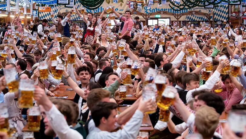 Ein Prosit in der Festhalle Bayernland: Am ersten Wochenende war hier viel los