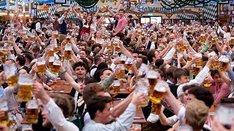 Ein Prosit in der Festhalle Bayernland: Am ersten Wochenende war hier viel los