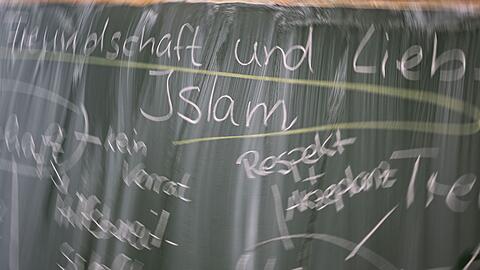 Das Wort "Islam" steht im Unterricht an der Tafel.