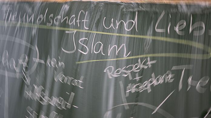 Das Wort "Islam" steht im Unterricht an der Tafel.