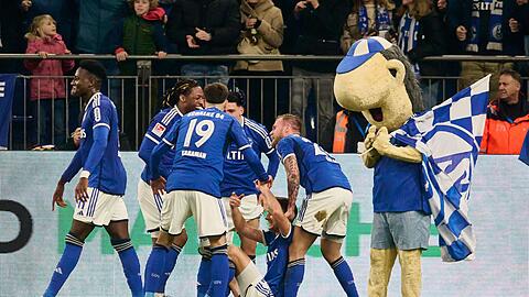 Schalke setzte sich zuhause gegen Spitzenreiter St. Pauli durch.