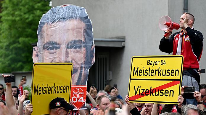 Die Leverkusener Fans feierten ihr Team schon vor dem Anpfiff. Die Leverkusener Fans feierten ihr Team schon vor dem Anpfiff.