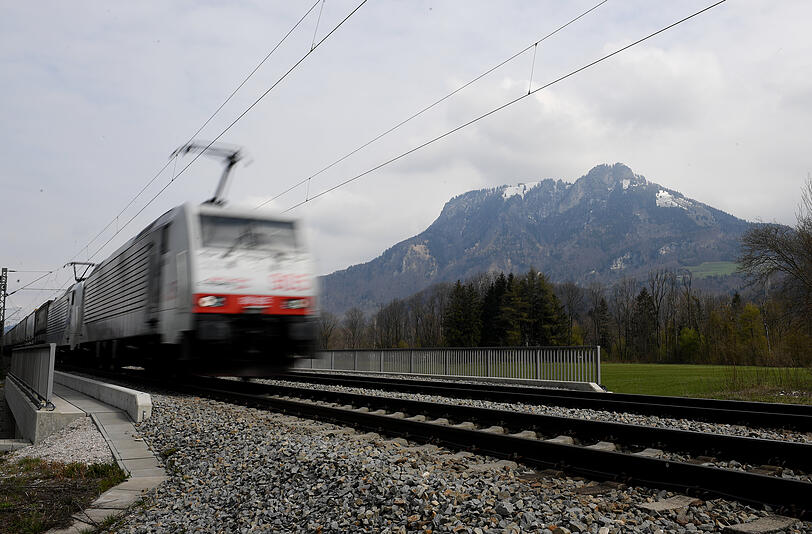 Ein Zug fährt durchs Inntal. Dort ist die geplante Trasse zum Brenner-Basistunnel seit Jahren ein großes Streitthema. Ein Zug fährt durchs Inntal. Dort ist die geplante Trasse zum Brenner-Basistunnel seit Jahren ein großes Streitthema.