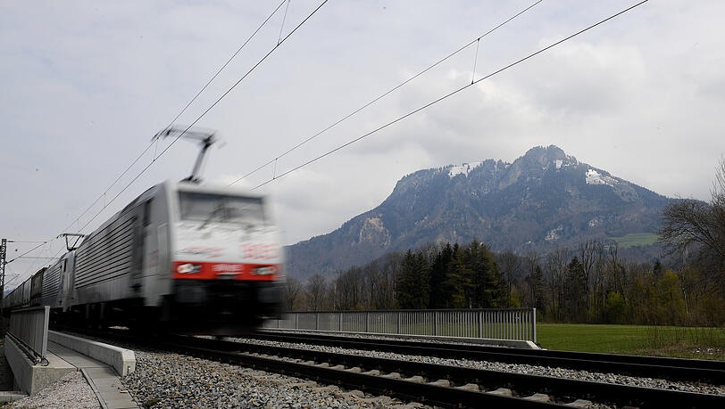 Ein Zug fährt durchs Inntal. Dort ist die geplante Trasse zum Brenner-Basistunnel seit Jahren ein großes Streitthema. Ein Zug fährt durchs Inntal. Dort ist die geplante Trasse zum Brenner-Basistunnel seit Jahren ein großes Streitthema.