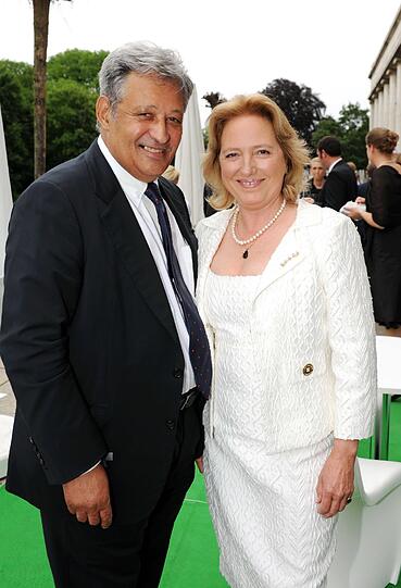 Sissy Prinzessin zu Bentheim und Steinfurt und José dos Reis lachen gut gelaunt in die Kameras.