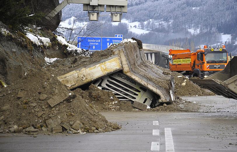 20. März 2012: Eine umstürzende Betonwand auf der Brennerautobahn südlich von Innsbruck begräbt einen Lkw aus München. Der Fahrer hat keine Chance. Er stirbt im Wrack.