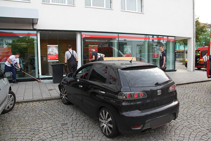 Kurioser Unfall beim Einparken in Waldkraiburg. Die Bilder vom Crash in die Sparkasse.