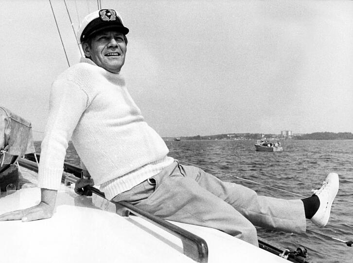 Der Privatmann: Helmut Schmidt auf einem Segelboot im Jahr 1971.