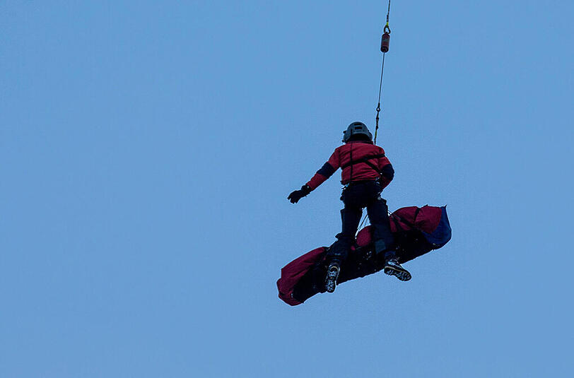 Per Hubschrauber wurden die Leichen der fünf getöteten Alpinisten ins Tal geflogen.