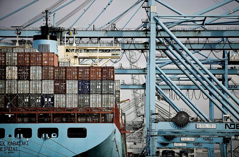 Ein Frachter der Maersk-Gruppe im Hafen von Rotterdam. Foto: Claus Bjorn Larsen