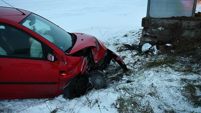 Der Fahrer des roten Wagens kam von der Straße ab und krachte in ein Bushäuschen. Durch den anschließenden Stau auf der Bundesstraße kam es zu einem weiteren Unfall.
