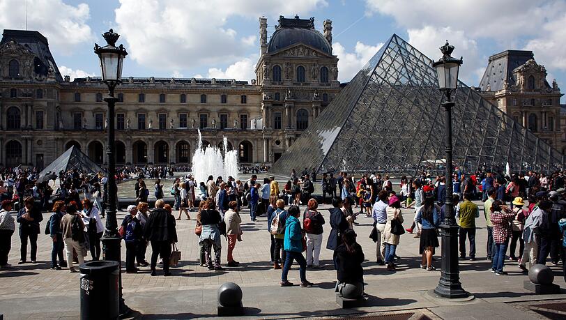 Das Kunstmuseum Louvre in Paris blieb nach der Arbeitsniederlegung aufgrund von Angst vor dem Coronavirus geschlossen. Das Kunstmuseum Louvre in Paris blieb nach der Arbeitsniederlegung aufgrund von Angst vor dem Coronavirus geschlossen.