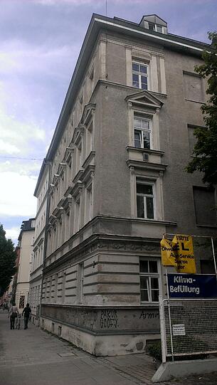 Mittlerweile ein ganz seltenes Bild im Westend: Ein nicht saniertes Haus.