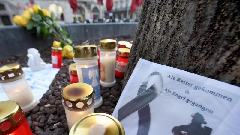Blumen und Kerzen zum Gedenken an den getöteten Feuerwehrmann am Königsplatz in Augsburg. Foto: Stefan Puchner/dpa Blumen und Kerzen zum Gedenken an den getöteten Feuerwehrmann am Königsplatz in Augsburg. Foto: Stefan Puchner/dpa