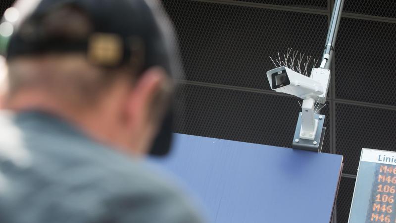Ein Reisender steht vor einer Überwachungskamera, die während einer Testphase zur Gesichtserkennung im Bahnhof Südkreuz zu sehen ist. Ein Reisender steht vor einer Überwachungskamera, die während einer Testphase zur Gesichtserkennung im Bahnhof Südkreuz zu sehen ist.