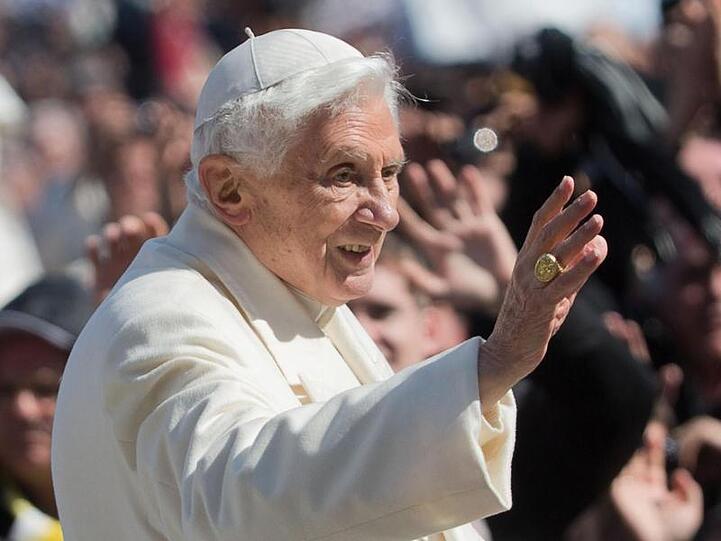 Der damalige Papst Benedikt XVI. fährt nach der Generalaudienz vom Petersplatz ab. Foto: Michael Kappeler/dpa/Archiv
