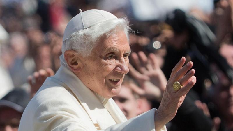 Der damalige Papst Benedikt XVI. fährt nach der Generalaudienz vom Petersplatz ab. Foto: Michael Kappeler/dpa/Archiv Der damalige Papst Benedikt XVI. fährt nach der Generalaudienz vom Petersplatz ab. Foto: Michael Kappeler/dpa/Archiv