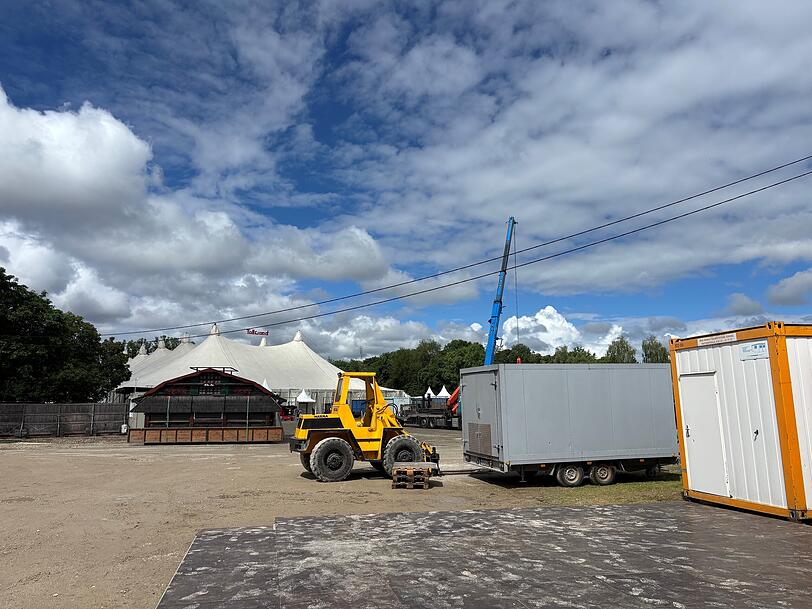Anfang Juni wird das Tollwood-Sommerfestival noch flei&szlig;ig aufgebaut. Am 19. Juni geht es dann los im Olympiapark.