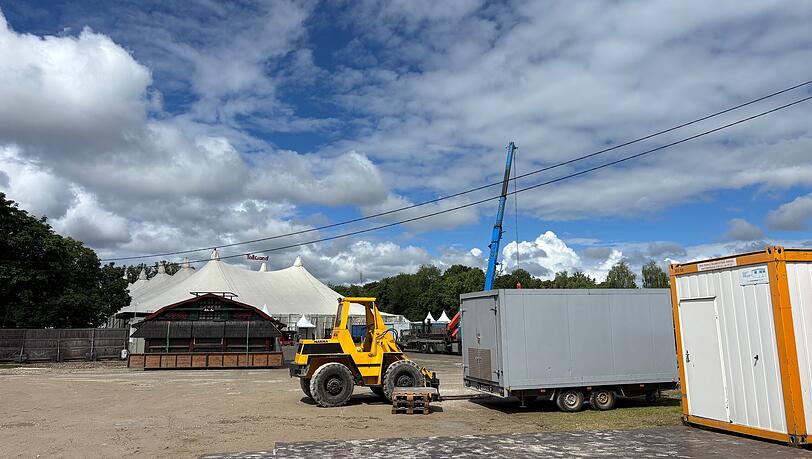 Anfang Juni wird das Tollwood-Sommerfestival noch flei&szlig;ig aufgebaut. Am 19. Juni geht es dann los im Olympiapark.