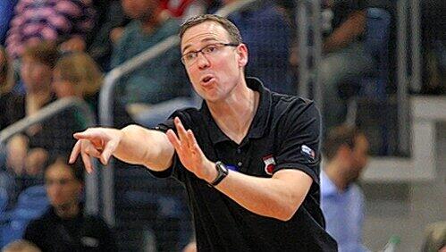 "Ich habe das Gefühl, dass bei uns jeder Spielereine Zielscheibe auf dem Rücken trägt": Erfolgstrainer Chris Fleming. "Ich habe das Gefühl, dass bei uns jeder Spielereine Zielscheibe auf dem Rücken trägt": Erfolgstrainer Chris Fleming.