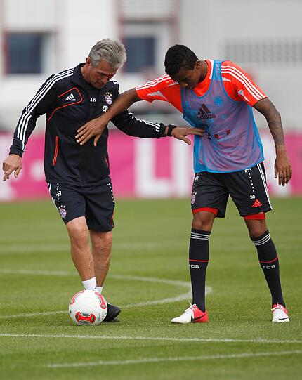 Jupp Heynckes erklärt Luiz Gustavo, wie man in den Zweikampf geht.