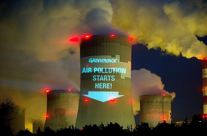 Das größte Braunkohlekraftwerk der Welt: Greenpeace protestiert in Belchatow gegen den Klimaverschmutzer.