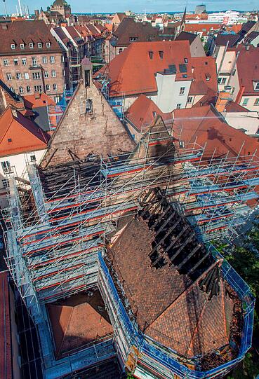 Ein Feuer hat in der Altstadt in Nürnberg gewütet und den Dachstuhl der Kirche St. Martha völlig zerstört. Die Bilder vom Feuer, von den Löscharbeiten und wie das Gebäude jetzt aussieht.
