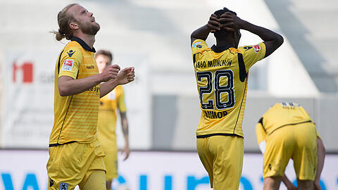 Nicht zu fassen: Die Löwen, hier mit Gytkjaer und Lumor, verlieren mit 0:3 im Erzgebirge.