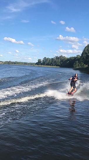 Robert Lewandowski lässt es sich beim Wasserskifahren gut gehen.