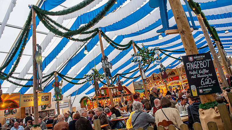 Die Geschichte des Oktoberfests lässt sich auf der Oidn Wiesn im Museumszelt der "Historischen Gesellschaft Bayerischer Schausteller e.V." erleben.