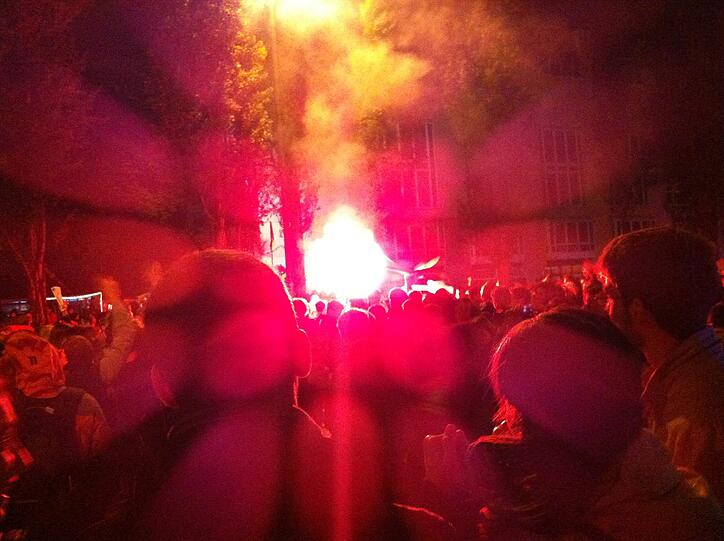 So ausgelassen feiern die Fans auf der Leopoldstraße den Bayern-Sieg. Die Bilder