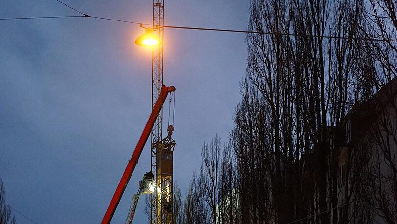 Ein aus der Verankerung gehobener Baukran sorgte am Dienstagnachmittag für Chaos in der Lindwurmstraße. Ein aus der Verankerung gehobener Baukran sorgte am Dienstagnachmittag für Chaos in der Lindwurmstraße.