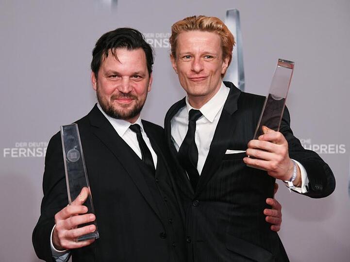Sascha Alexander Gersak (l) und Alexander Scheer freuen sich über die Auszeichnung in der Kategorie "Bester Mehrteiler" für den Film "Gladbeck".