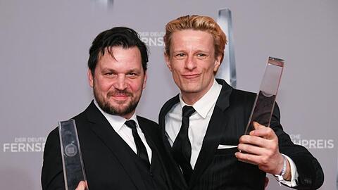 Sascha Alexander Gersak (l) und Alexander Scheer freuen sich über die Auszeichnung in der Kategorie "Bester Mehrteiler" für den Film "Gladbeck".