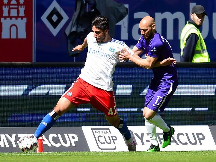 Hamburgs Berkay Özcan (l) setzt sich gegen Aues Philipp Riese durch.