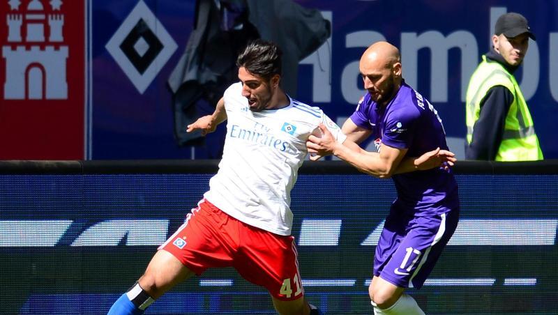 Hamburgs Berkay Özcan (l) setzt sich gegen Aues Philipp Riese durch.