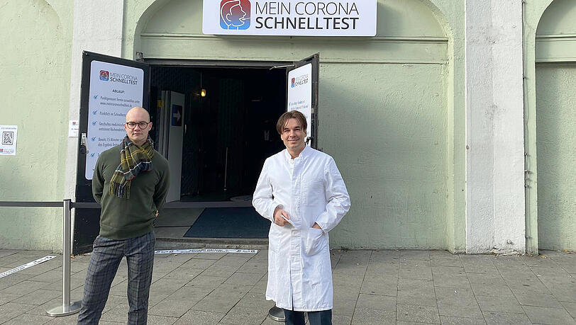 Dr. Bruce Reith (r.) und Projektleiter Kai Puschmann im Testzentrum in der Lindwurmstraße 88 (gegenüber vom KVR).