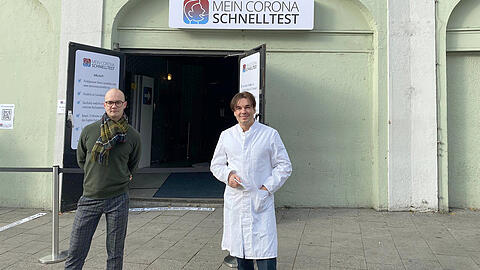 Dr. Bruce Reith (r.) und Projektleiter Kai Puschmann im Testzentrum in der Lindwurmstraße 88 (gegenüber vom KVR).
