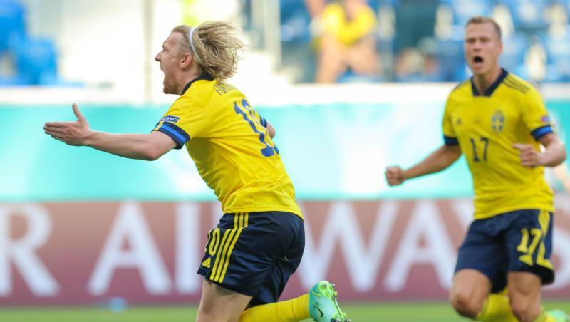 Schwedens Emil Forsberg jubelt nach seinem Elfmetertreffer zur 1:0-Führung - daneben Mannschaftskamerad Viktor Claesson.