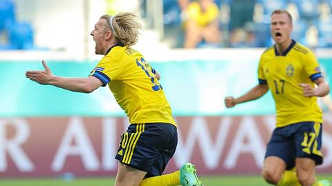 Schwedens Emil Forsberg jubelt nach seinem Elfmetertreffer zur 1:0-Führung - daneben Mannschaftskamerad Viktor Claesson.