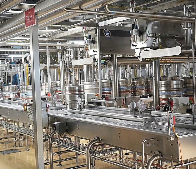 Chromblitzender Edelstahl, wohin das Auge reicht, hier der Blick in die Fassfüllanlage. Die Kegs (engl.: kleines Fass) sind natürlich nicht aus Holz, sondern aus Alu. Chromblitzender Edelstahl, wohin das Auge reicht, hier der Blick in die Fassfüllanlage. Die Kegs (engl.: kleines Fass) sind natürlich nicht aus Holz, sondern aus Alu.