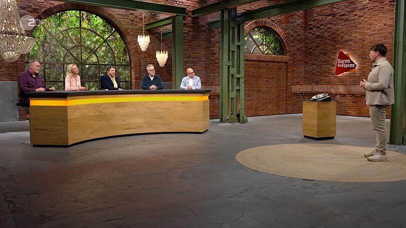 "Wie kommst du an den Adelsteller?", fragte Walter Lehnertz zur Begrüßung. Daniel Meyer antwortete im Scherz: "Ein Schloss aufgelöst." Oliver verneinte und erklärte, der Teller habe "in einer Ritze hervorgeblitzt" bei den Sanierungsarbeiten. "Wie kommst du an den Adelsteller?", fragte Walter Lehnertz zur Begrüßung. Daniel Meyer antwortete im Scherz: "Ein Schloss aufgelöst." Oliver verneinte und erklärte, der Teller habe "in einer Ritze hervorgeblitzt" bei den Sanierungsarbeiten.