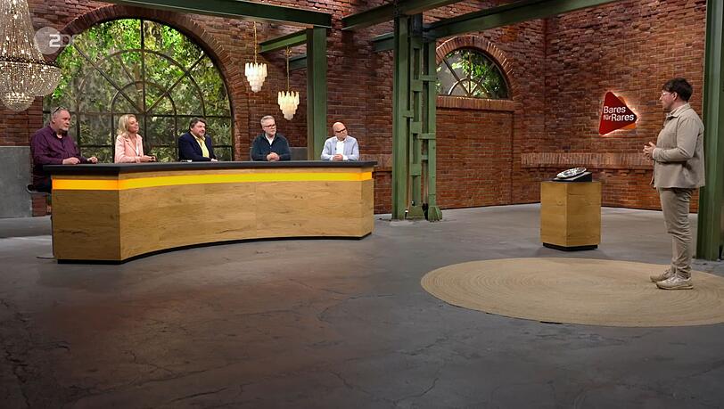"Wie kommst du an den Adelsteller?", fragte Walter Lehnertz zur Begr&uuml;&szlig;ung. Daniel Meyer antwortete im Scherz: "Ein Schloss aufgel&ouml;st." Oliver verneinte und erkl&auml;rte, der Teller habe "in einer Ritze hervorgeblitzt" bei den Sanierungsarbeiten.