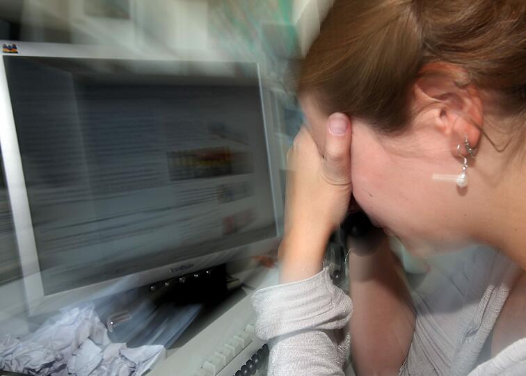 Stress kann dem Herz schaden. Erste Anzeichen sollte man nicht ignorieren. (Szenebild)